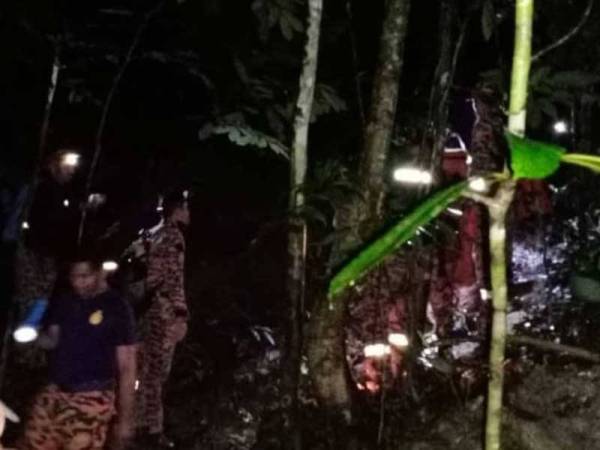 Bomba berusaha membawa mangsa turun. - Foto JBPM