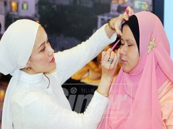 Ann Karim berkongsi tip solekan minimalis bersama salah seorang guru yang merupakan peserta bengkel kecantikan Revel Your Beauty Nurish Organic x Cikguku Cantik GPS Bestari di Kuala Lumpur baru-baru ini. 