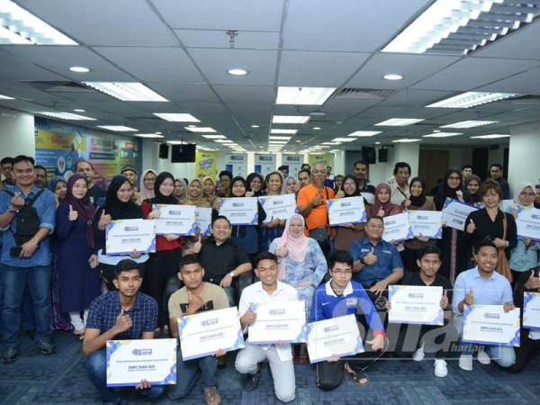 Rina (duduk, tengah) dan Wan Saiful (duduk, kiri) bersama penerima WPP 2019 Peringkat Kuala Lumpur di Dewan Besar Menara PTPTN kelmarin. -Foto Sinar Harian MOHD IZARI ROSLI