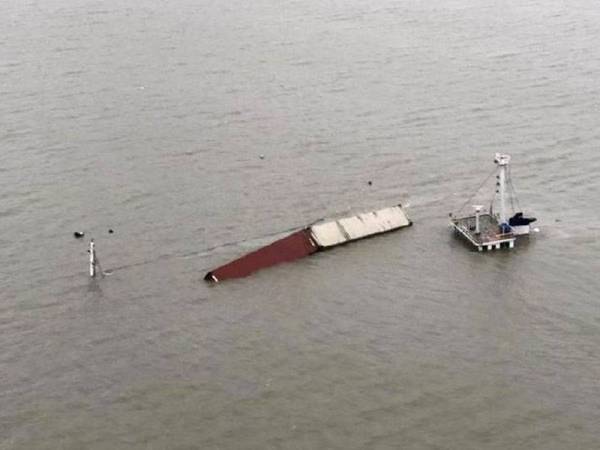 Paparan kapal kargo karam tular di laman sosial.