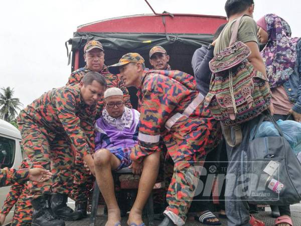 Abdul Latif diusung oleh anggota bomba untuk dibawa ke Hospital Hulu Terengganu.