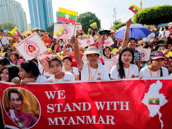 Kira-kira 700 orang berhimpun di Yangon bagi menzahirkan sokongan terhadap pemimpin Myanmar, Aung San Suu Kyi semalam.- Foto Reuters