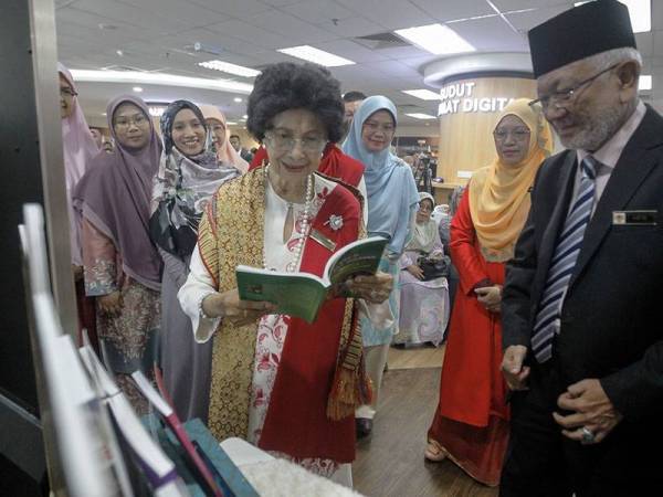 Siti Hasmah meneliti sebuah buku kesihatan pada Pelancaran tujuh Judul Buku Perubatan dan Kesihatan ketika lawatan mesra beliau ke DBP hari ini. Turut hadir, Pengerusi Lembaga Pengelola DBP, Prof Dr Mohamed Hatta Shaharom (kanan). - Foto Bernama