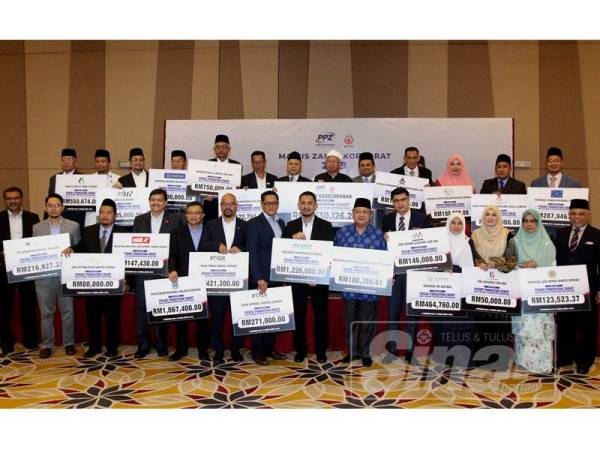 Zulkifli (barisan belakang, enam dari kanan) dan Ahmad Shukri (barisan belakang, tujuh dari kiri) bersama 21 wakil syarikat pada majlis penyerahan zakat korporat di Putrajaya. - Foto Sinar Harian ASRIL ASWANDI