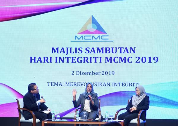 Ketua Pesuruhjaya Suruhanjaya Pencegahan Rasuah (SPRM) Latheefa Koya (tengah) berucap semasa menjadi salah seorang ahli panel pada Majlis Sambutan Hari Integriti Suruhanjaya Komunikasi dan Multimedia (SKMM) hari ini. -Foto Bernama