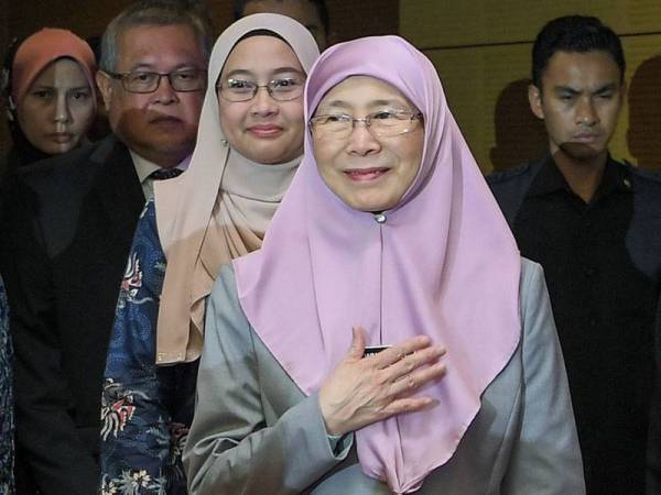 Timbalan Perdana Menteri Datuk Seri Dr Wan Azizah Wan Ismail hadir pada Majlis Anugerah Kolaborasi Agensi Kaunseling dan Pengurusan Kredit (AKPK) di Sasana Kijang hari ini. - Foto Bernama