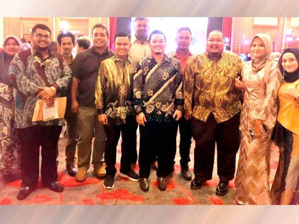 Mohd Syauqi (tiga dari kanan) bersama sebahagian pimpinan AMK Kedah dalam satu majlis baru-baru ini.