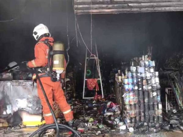 Anggota bomba melakukan pemeriksaan lanjut selepas api dipadamkan bagi mengelak kebakaran berulang pagi tadi.