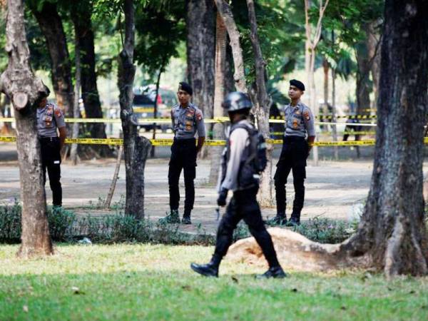 Pasukan polis mengepung kawasan sekitar Monumen Nasional berhampiran Istana Presiden di Jakarta hari ini.