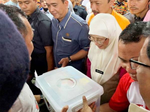 Dr Wan Azizah menyampaikan pek makanan ketika melawat mangsa banjir di SK Gual Tinggi, Rantau Panjang hari ini.