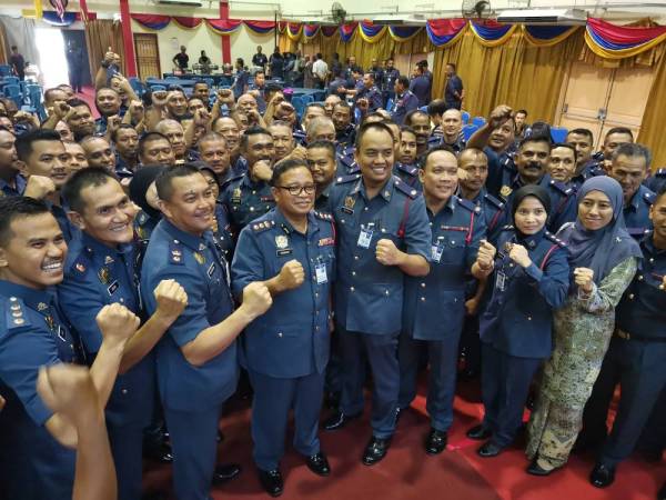 Hamdan (empat dari kanan) bersama sebahagian anggota yang menerima kenaikan pangkat.