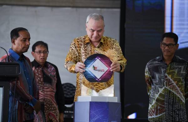 Sultan Nazrin Muizzuddin Shah (dua dari kanan) berkenan melancarkan Kemahiran Malaysia 2.0: Kemahiran Untuk Semua Ke Arah Pekerjaan Kolar Baharu di Institut Latihan Perindustrian Ipoh hari ini. Turut hadir Kula Segaran (kiri) dan Menteri Besar Perak, Datuk Seri Ahmad Faizal Azumu (kanan). -Foto Bernama