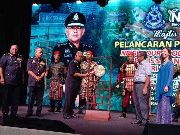 Noor Azam memukul gong sebagai gimik pelancaran Majlis Pelancaran Program Neighbourhood Watch Polis Selangor Siri 2/2019 di Natural Health Farm, di sini hari ini.