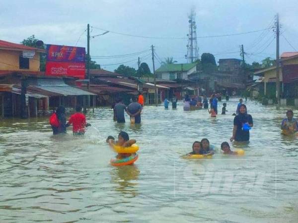 Kementerian Kesihatan menasihatkan orang ramai mengelak bermain air banjir bagi mengelak penyakit bawaan air.