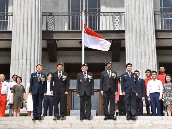 Rakaman semula Majulah Singapura dimainkan di hadapan kira-kira 40 orang termasuk anggota Liga Veteran Angkatan Bersenjata Singapura (SAFVL), atlet pasukan Singapura dan kadet Polis Kebangsaan (NPCC). - Foto Agensi