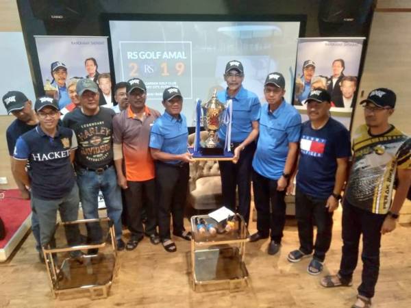 Yahaya (empat dari kanan) bersama Saiful (tiga dari kanan) bergambar bersama piala kejohanan selepas sidang media tersebut.