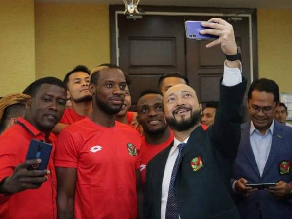 Mukhriz berswafoto dengan beberapa pemain baharu Kedah termasuk Kpah (dua dari kiri) dan Kipre (tiga dari kanan). -Foto Mukhriz FC