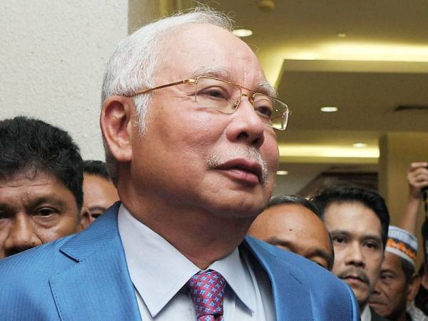 Najib tiba di Kompleks Mahkamah Kuala Lumpur hari ini, bagi memberi keterangan membela diri buat pertama kalinya berhubung tujuh pertuduhan menyeleweng RM42 juta daripada dana SRC International Sdn Bhd. -Foto Bernama