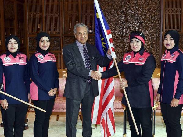 Dr Mahathir menyerahkan Jalur Gemilang kepada 'All Women's Expedition To Antartica (Aweta) pada majlis penyerahan Jalur Gemilang di Bangunan Perdana Putra hari ini. - Foto Bernama