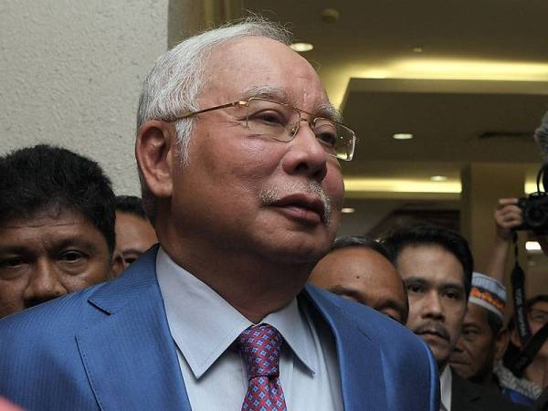 Najib tiba di Kompleks Mahkamah Kuala Lumpur hari ini, bagi memberi keterangan membela diri buat pertama kalinya berhubung tujuh pertuduhan menyeleweng RM42 juta daripada dana SRC International Sdn Bhd. - Foto Bernama