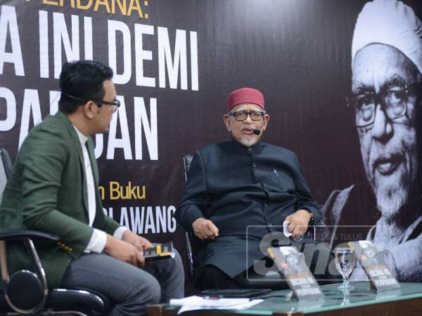 Moderator, Saiful Nizam dan Abdul Hadi pada Pidato Datuk Seri Abdul Hadi Awang - Bicara Ini Demi Perpaduan di Dewan Karangkraf, Shah Alam malam tadi.