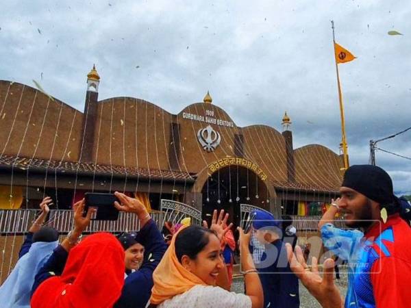 'Hujan bunga' di sekitar Hospital Bentong dan Gurdwara Sahib Bentong menarik perhatian orang ramai.