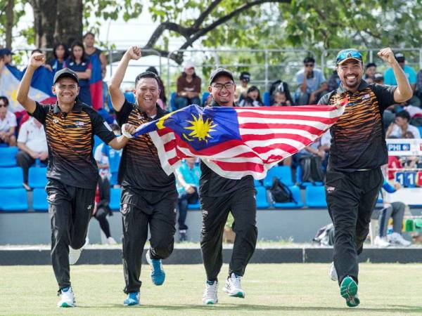 Atlet boling padang negara (dari kiri) Muhammad Idham Amin, Zulhilmie Redzuan, Daeng Dhadyry Dahasry, Fairul Izwan Abd Muin meraikan kemenangan mereka meraih pingat emas selepas menentang pasukan Brunei pada perlawanan Boling Padang Lelaki Fours sempena Sukan SEA Filipina 2019 di CDC Friendship Gate hari ini. - Foto Bernama