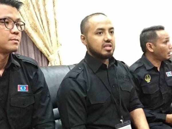 Farhash Wafa (tengah) pada sidang media malam tadi.