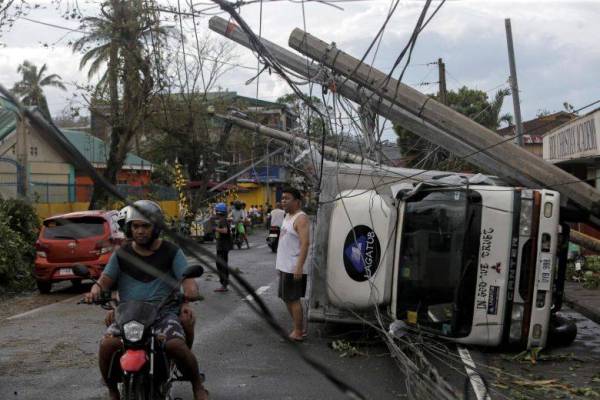 Beberapa tiang bekalan kuasa turut tumbang di bandar Camalig.
