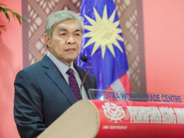 Presiden UMNO, Datuk Seri Dr Ahamd Zahid Hamidi berucap pada majlis makan tengah hari bersama Pemuda UMNO di Pusat Dagangan Dunia Putra (PWTC) hari ini. Foto Sinar Harian ZAHID IZZANI