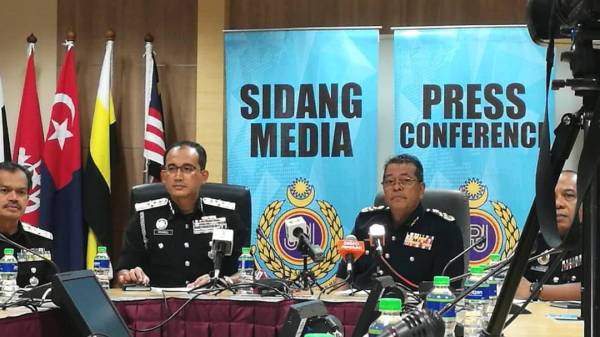 Khairul (kiri) bersama Shaharuddin pada sidang media operasi bersepadu hari ini.