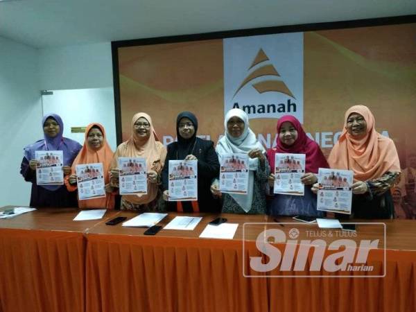 Aiman Athirah (tengah) sewaktu sidang media di Wisma Amanah, Kuala Lumpur hari ini menunjukkan poster lima calon pimpinan wanita dikemukakan bagi mengisi barisan 27 AJK Pimpinan Nasional sesi 2019-2021.