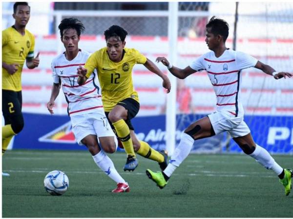 Pemain Harimau Muda, Luqman Hakim Shamsudin ketika mengasak pemain Kemboja pada aksi Kumpulan A acara bola sepak Sukan SEA Filipina 2019 di Stadium Memorial Rizal, Manila petang ini.