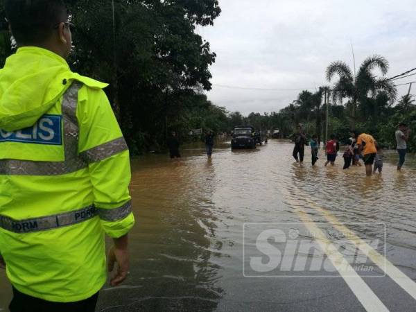 Keadaan sebuah jalan dinaiki air di Kampung Matang, Hulu Terenganu.