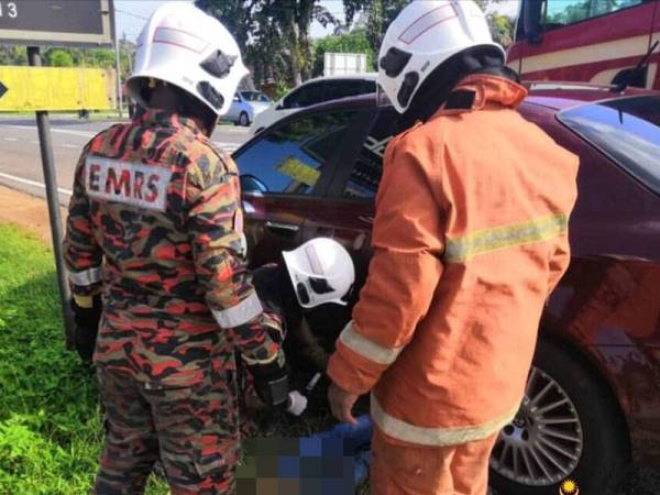 Anggota bomba bantu mengeluarkan mayat mangsa yang terperosok bawah kenderaan selepas terbabit dalam kemalangan melibatkan tiga kenderaan di KM121.5 Jalan Kuantan-Johor Bahru, Rompin pagi tadi. - Foto: FB JBPM Pahang