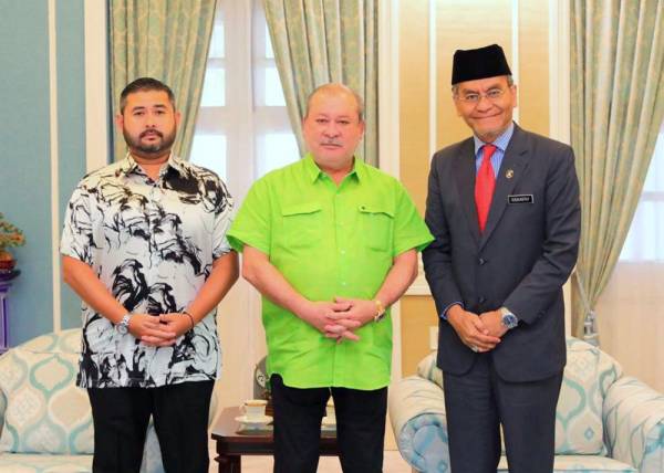 Sultan Johor Sultan Ibrahim Almarhum Sultan Iskandar berkenan menerima kunjungan Menteri Kesihatan Datuk Seri Dr Dzulkefly Ahmad (kanan) di Istana Pasir Pelangi hari ini. -Foto Bernama