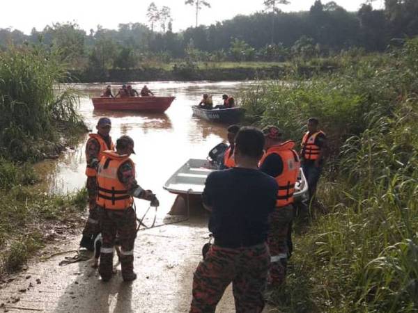 Operasi SAR di Sungai Lipis dekat Kampung Pagar, Penjom hari ini. - Foto ihsan bomba