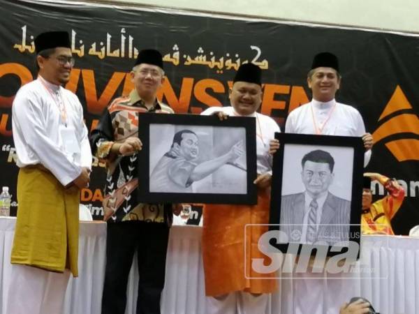 Salahuddin (dua dari kiri) menyampaikan anugerah khas kepada Mohd Sany serta Timbalan Ketua Pemuda Amanah Nasional, Muhammad Faiz Fadzil (kanan) sewaktu Majlis Perasmian Konvensyen Pemuda Amanah Nasional di Dewan Komuniti Batu Muda, Kampung Batu Muda, Kuala Lumpur malam ini.