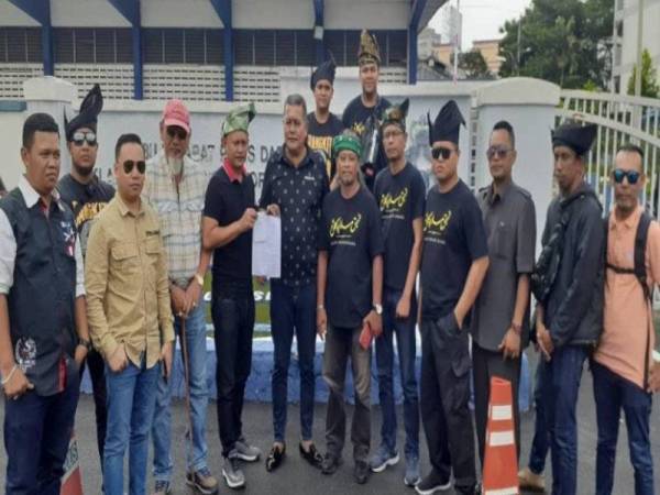 Ridza Faitullah (lima dari kiri) bersama ahli Persatuan Tanjak Melayu dan Busana Klang selepas membuat laporan di Ibu Pejabat Polis Daerah Klang Selatan di sini hari ini.