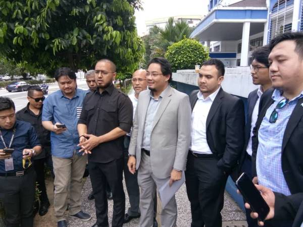 Shukri Saad (empat kanan) hadir membuat laporan polis di Ibu Pejabat Polis Daerah Dang Wangi.