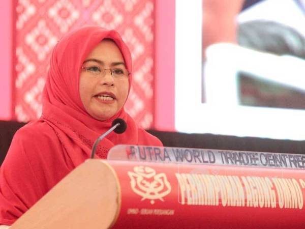 Noraini ketika menyampaikan ucapan dasar pada persidangan Wanita UMNO sempena Perhimpunan Agung UMNO 2019 di PWTC hari ini. - FOTO ZAHID IZZANI