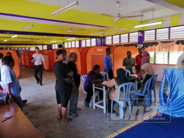 PPS di Sekolah Agama Seri Comel menempatkan 21 mangsa banjir.