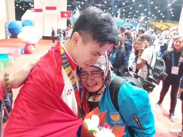 Edgar menangis tatkala menerima berita kematian bapanya sejurus selesai menerima pingat emas.