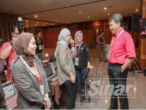 Mohamad melawat dan beramah mesra bersama pengamal media di Laman Media pada Perhimpunan Agung UMNO di PWTC Kuala Lumpur.- Foto: Zahid Izzani