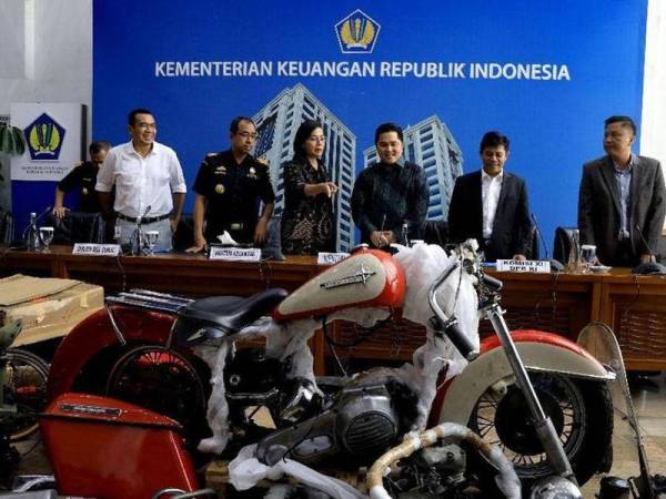 Erick (dua dari kanan) hadir pada sidang media kes penyeludupan motosikal Harley Davidson dan basikal Brompton dalam pesawat Garuda di Jakarta semalam.