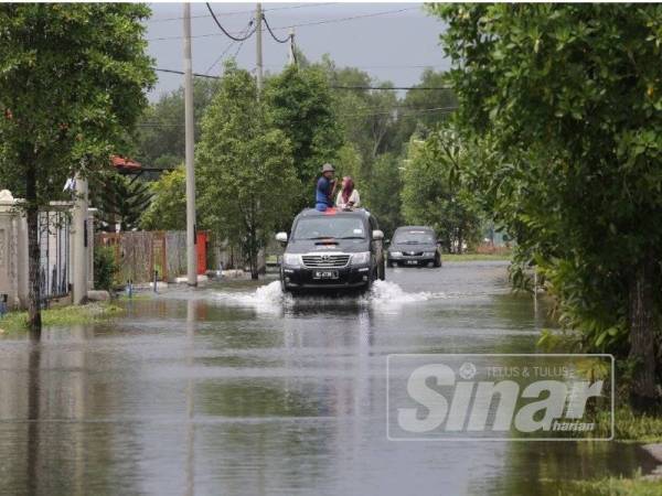 Sebuah taman perumahan di Gong Badak digenangi air.