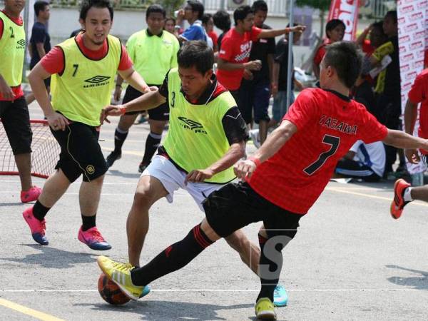 Sebahagian lagi aksi peserta Street Soccer (4 on 4) pada Karnival Karangkraf 2012 lalu.