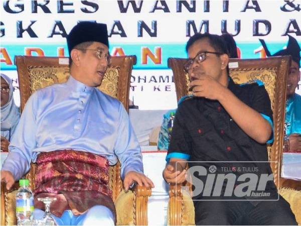 Azmin bersama Akmal Nasrullah pada kongres kedua-dua sayap parti berkenaan di MITC di sini malam ini.