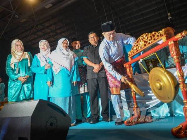 Mohamed Azmin memukul gong ketika merasmikan Majlis Perasmian Kongres Wanita dan AMK 2019 di MITC tadi. Foto - SHARIFUDIN ABDUL RAHIM