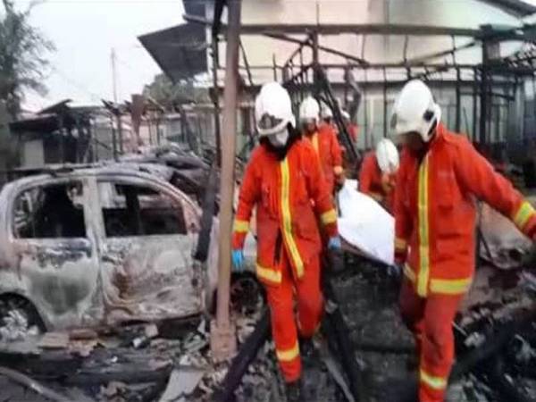 Anggota bomba mengeluarkan mangsa yang rentung dalam kejadian kebakaran melibatkan dua rumah di Jalan Binjai, Pekan Pandamaran awal pagi tadi.